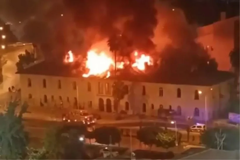 Türkiyədə tarixi kitabxana yanıb