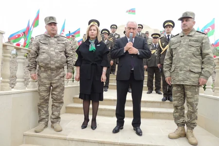 Aprel döyüşlərinin ikinci ildönümü zəfər yürüşü ilə qeyd edilib