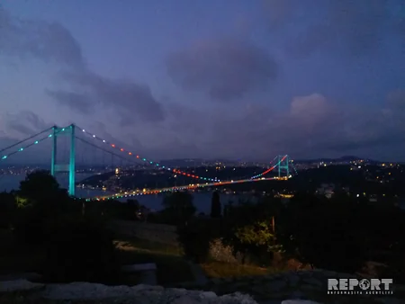 İstanbulun Fatih Sultan Mehmet körpüsü Azərbaycan bayrağının rənglərinə boyanıb - FOTO