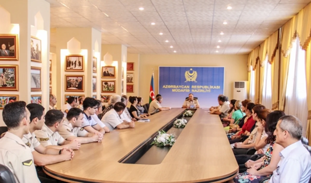 ​Azərbaycanın müdafiə naziri orduda çalışan media nümayəndələrini mükafatlandırıb