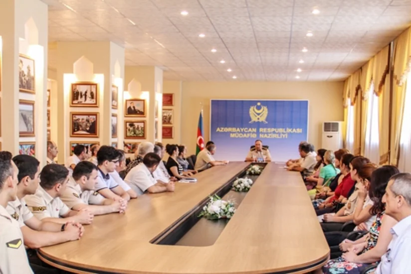 ​Azərbaycanın müdafiə naziri orduda çalışan media nümayəndələrini mükafatlandırıb