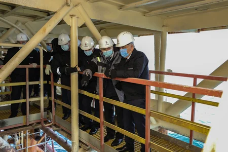 SOCAR rəhbərliyi “Günəşli” yatağında təmir olunmuş dəniz özülünə səfər edib