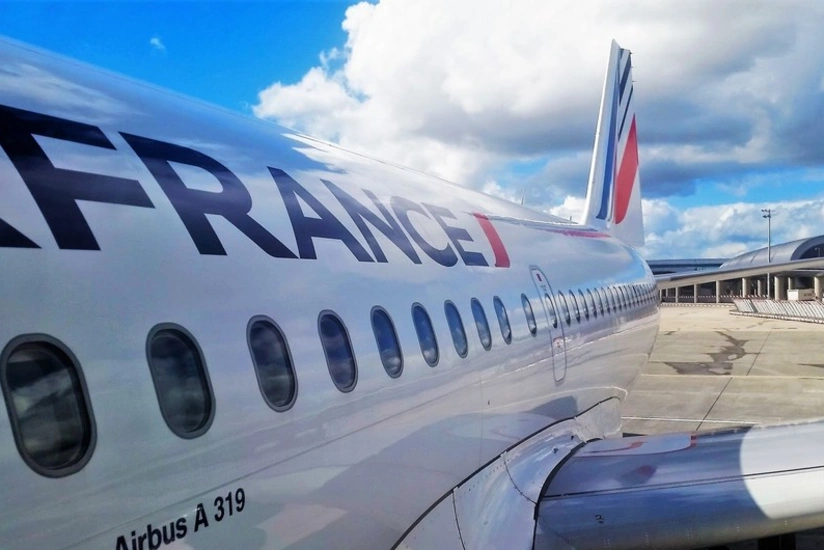 Passenger in US trying to open side doors of plane mid flight - VIDEO