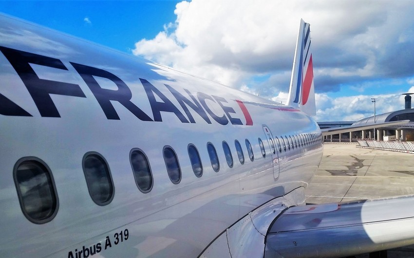Passenger in US trying to open side doors of plane mid flight - VIDEO
