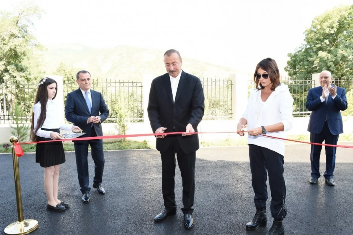 Prezident İlham Əliyev və Mehriban Əliyeva Lahıc qəsəbəsində orta məktəb binasının açılışında iştirak ediblər