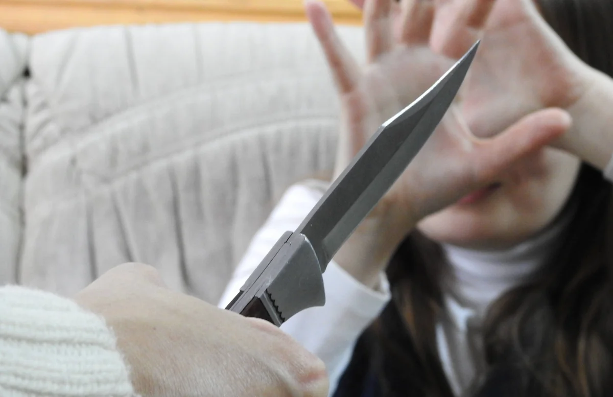 Masallıda ər iki dostu ilə birlikdə keçmiş arvadını bıçaqladı