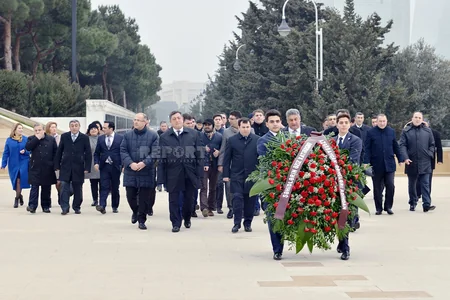 Gənclər və İdman Nazirliyinin əməkdaşları Fəxri Xiyabanı ziyarət edib - FOTOLAR