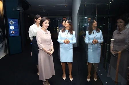 Özbəkistan Prezidentinin xanımı Heydər Əliyev Mərkəzi ilə tanış olub