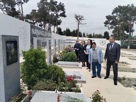 Azərbaycan Milli QHT Forumunun yeni rəhbərliyi Fəxri və Şəhidlər xiyabanlarını ziyarət edib