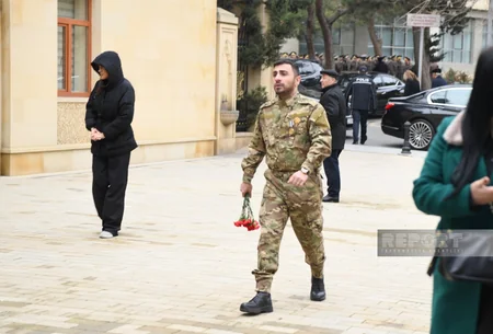 Azərbaycan xalqı Fəxri xiyabanda Ümummilli Liderin məzarını ziyarət edir