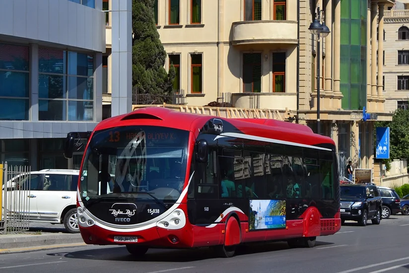 В отдельных регионах Азербайджана прекращено движение общественного транспорта