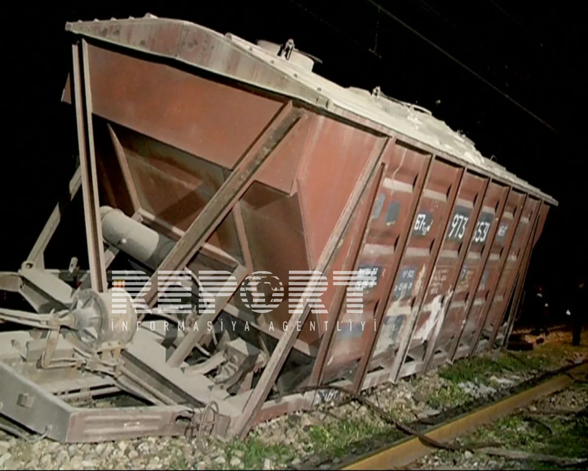 Azərbaycanda yük qatarı aşıb - FOTO