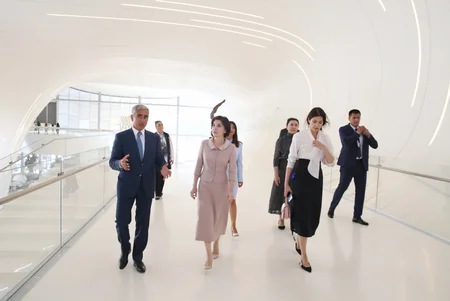 Özbəkistan Prezidentinin xanımı Heydər Əliyev Mərkəzi ilə tanış olub