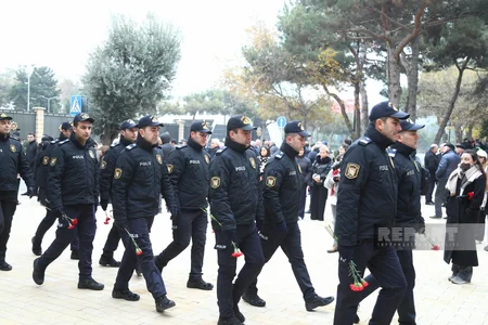 Azərbaycan xalqı Fəxri xiyabanda Ümummilli Liderin məzarını ziyarət edir