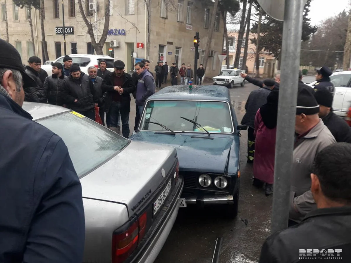 Qazaxda işıqforun qırmızı işığında hərəkət edən sürücü qəza törədib - FOTO