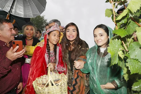 Leyla Əliyeva Üzüm və Şərab Festivalında təşkil edilən pavilyonlarla tanış olub - FOTO