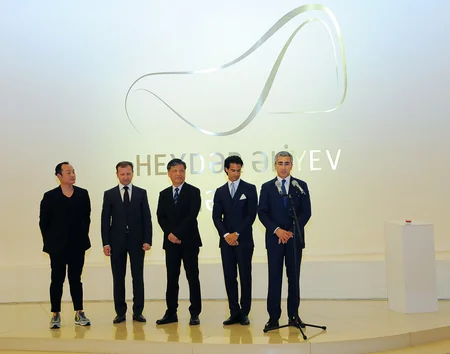 Heydər Əliyev Mərkəzində Çin rəssamı Vanq Yuyanqın sərgisi açılıb