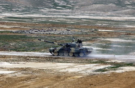 Azərbaycanın müdafiə naziri Silahlı Qüvvələrin tank bölmələrinin döyüş hazırlığını yoxlayıb