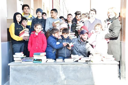 Gürcüstanın baş kitabxanaçısı azərbaycandilli məktəbə kitablar hədiyyə etdi