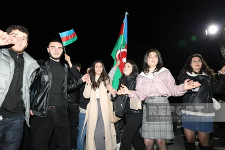 Bakıda Heydər Əliyev Mərkəzinin qarşısında xalq seçkinin ilkin nəticələrini izdihamla qeyd edir