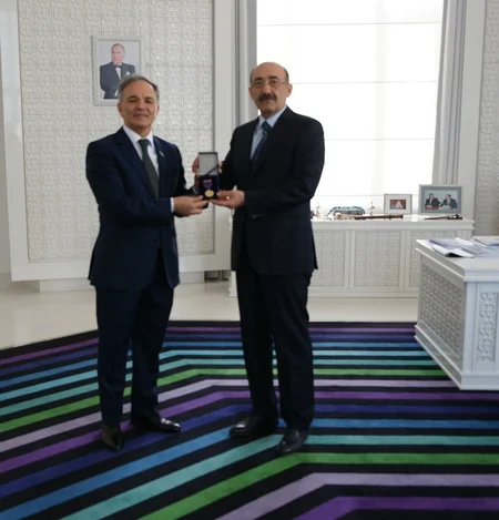 Mətbuat Şurasının sədrinə “Fəxri mədəniyyət işçisi” döş nişanı təqdim olunub