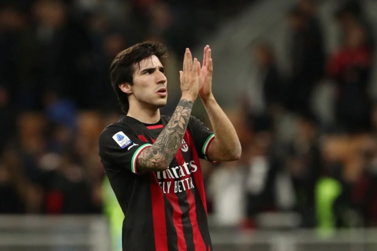 Milanın aparıcı futbolçusu İngiltərə klubu ilə müqavilə imzalayıb