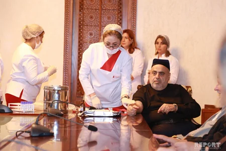 Allahşükür Paşazadə Aşura günü ilə bağlı qan verib - FOTO