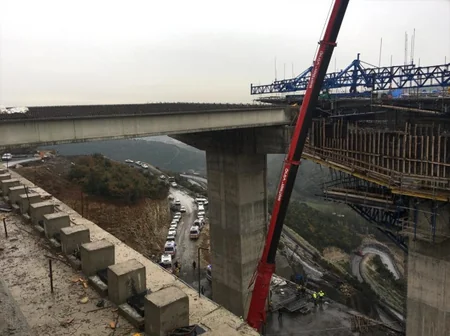 Türkiyədə tikilməkdə olan yol qovşağı çöküb, 5 nəfər dağıntı altında qalıb