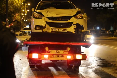 Bakıda sürücü maşını qadına yol verən avtomobilə çırpıb, piyada yaralanıb - FOTO - VİDEO - YENİLƏNİB