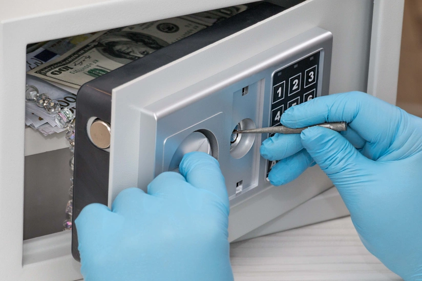 Azərbaycanda universitet müəlliminin evindən 50 min manat oğurlanıb