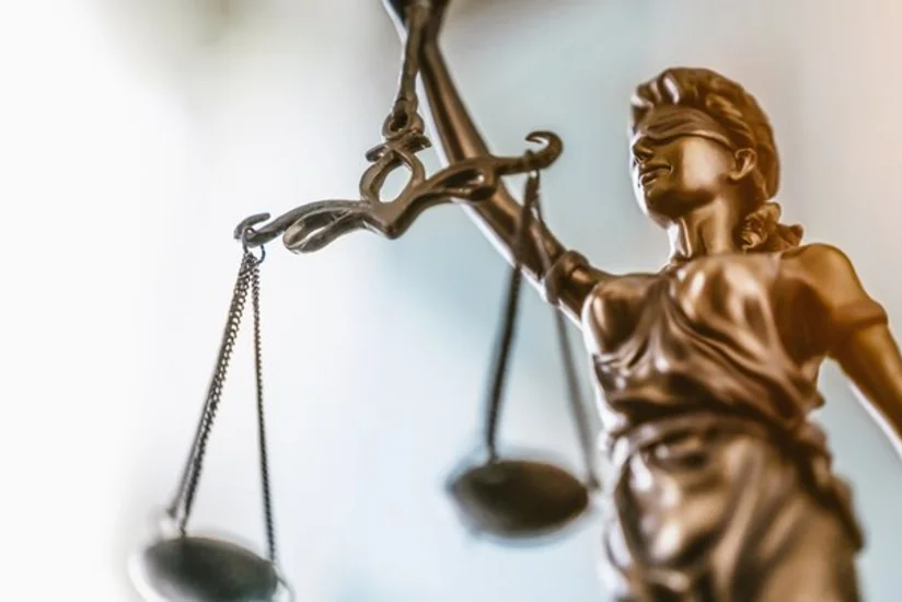 Abşeronda əmisini öldürüb evini yandıran gənc hakim qarşısına çıxarılır