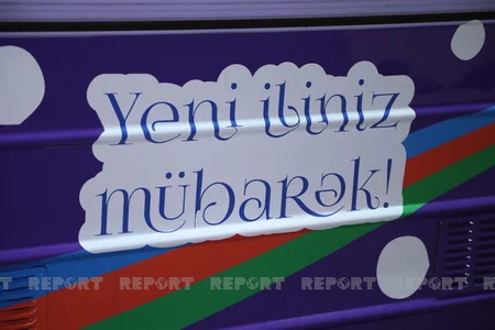 Дед Мороз и Снегурочка в бакинском метро