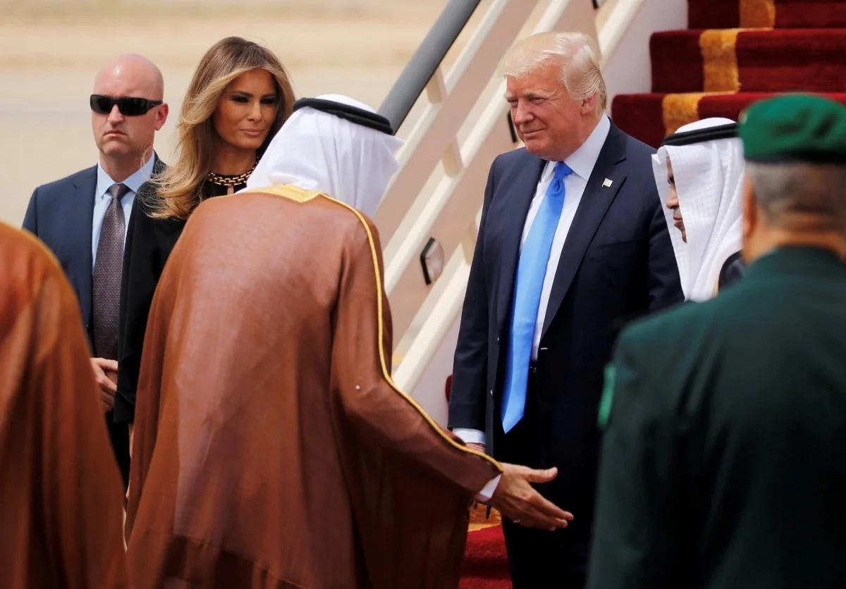 Səudiyyə Ərəbistanı kralı Donald Trampı qızıl ordenlə mükafatlandırıb