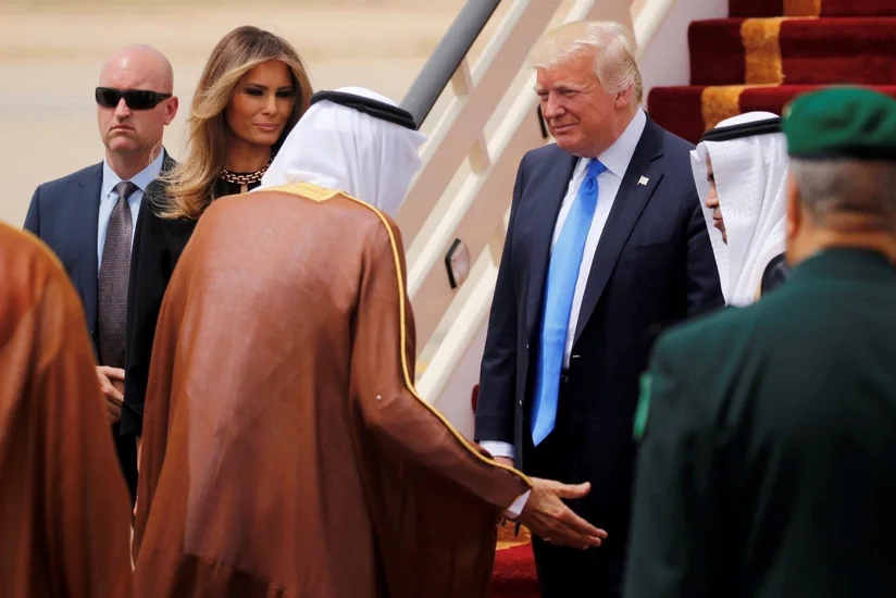 Səudiyyə Ərəbistanı kralı Donald Trampı qızıl ordenlə mükafatlandırıb