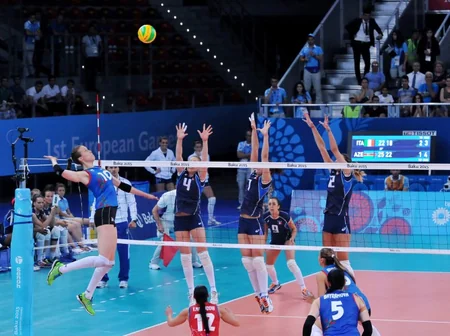 Prezident İlham Əliyev Azərbaycanın qadın voleybolçularının İtaliya millisi ilə oyununa baxıb - FOTO