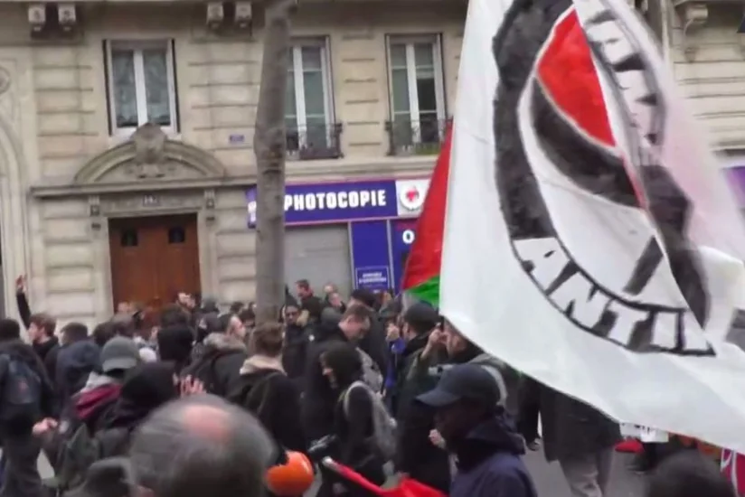 В Париже тысячи демонстрантов протестуют против насилия полиции