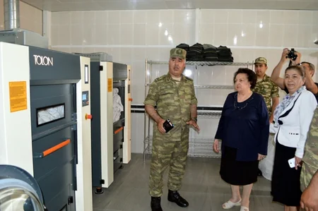 Ombudsman cəbhə bölgəsində yerləşən hərbi hissələrdə əsgər və zabitlərlə görüşüb