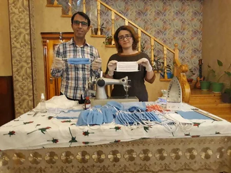 Kənd müəllimləri evdə maska tikərək pulsuz paylayır