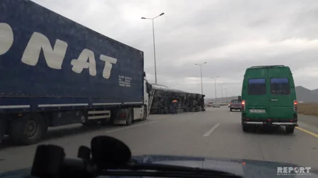 На трассе Алят-Астара перевернулись два большегрузных автомобиля - ФОТО