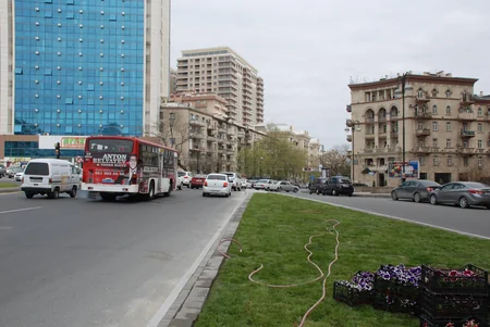 İnşaatçılar prospektində nəqliyyatın hərəkət qaydaları dəyişdirilib