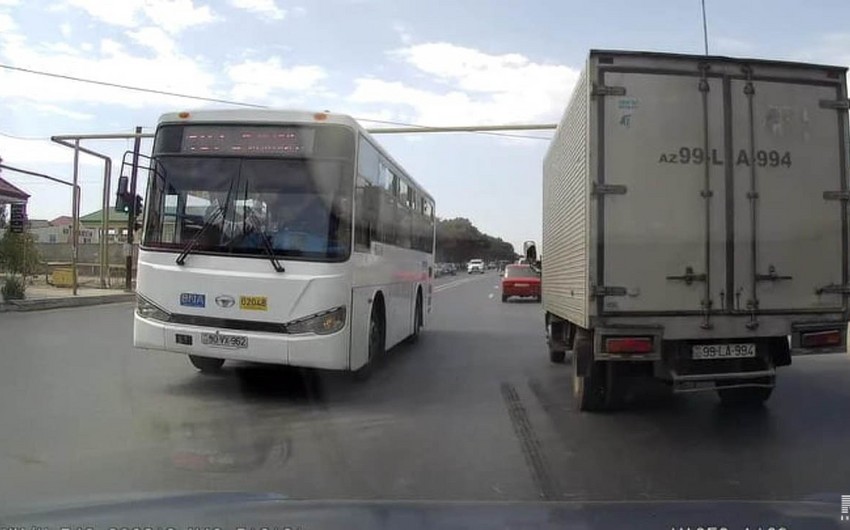 Bakıda daha bir marşrut avtobusunun sürücüsü sərnişinlərin həyatını təhlükəyə atıb - VİDEO