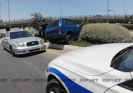 Bakıda qəza  - avtomobil 50 min manatlıq bitkiyə ziyan vurdu - VİDEO