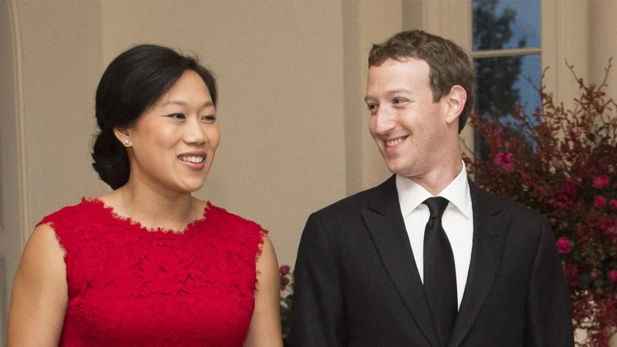 Facebookun qurucusu və xanımı məhkəməyə verilib