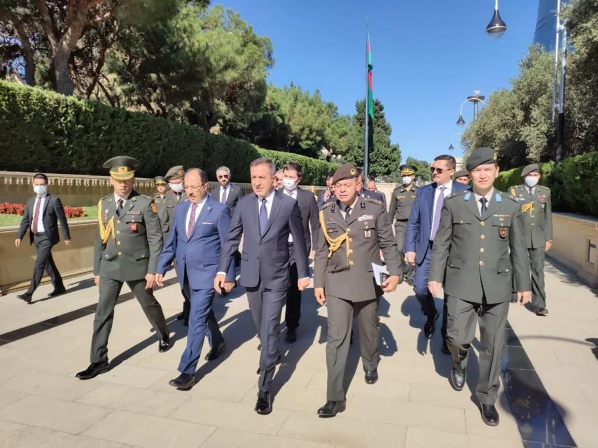Türkiyəli nazir müavini Şəhidlər Xiyabanında olub