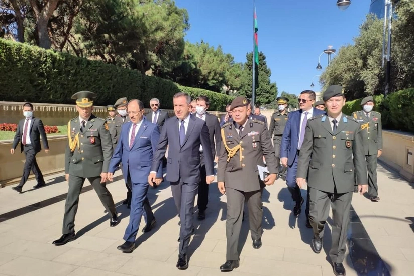 Türkiyəli nazir müavini Şəhidlər Xiyabanında olub