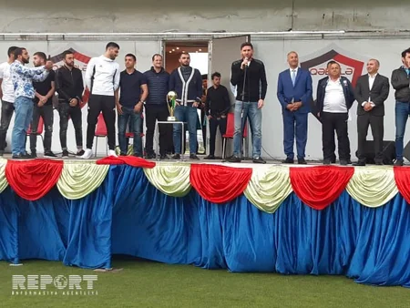 Qəbələ komandası kuboku rayon əhalisinə təqdim edib - FOTO