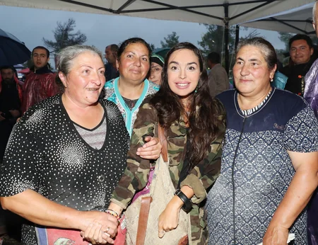 Leyla Əliyeva Üzüm və Şərab Festivalında təşkil edilən pavilyonlarla tanış olub - FOTO