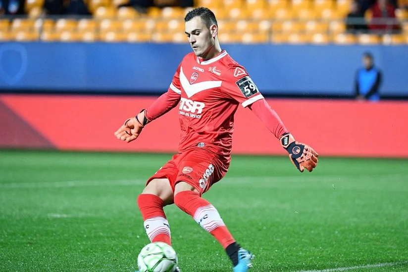 Во Франции футболист укусил соперника за лицо во время матча