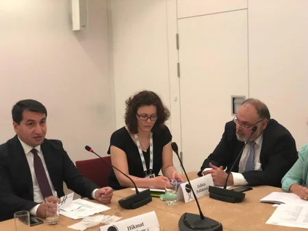Hikmət Hacıyev Britaniyada erməni nümayəndəsinin təxribatçı sualına cavab verib