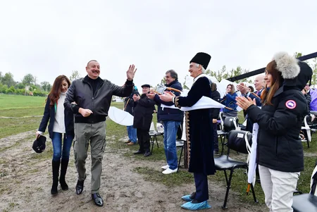 İlham Əliyev və Mehriban Əliyeva Şuşada Beynəlxalq Folklor Festivalının açılışında iştirak ediblər - YENİLƏNİB